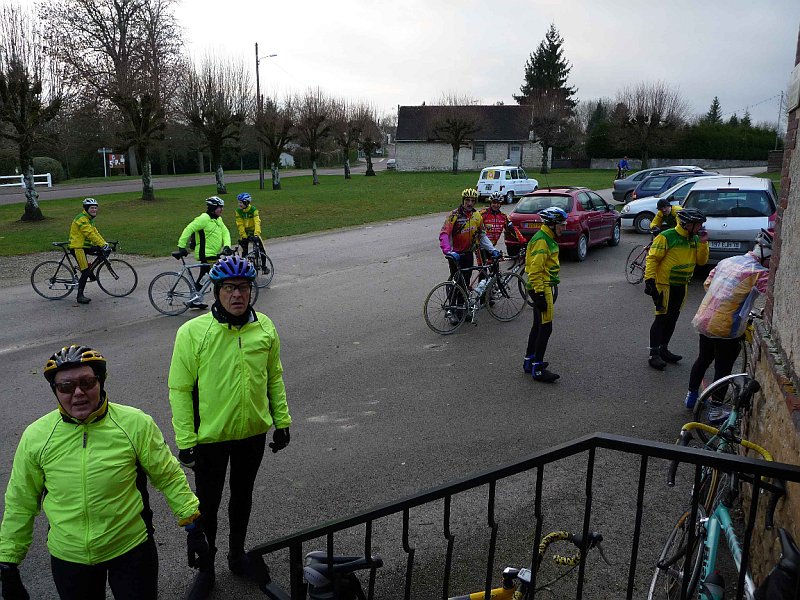 2008-12-06 -  4 Low.JPG - Arrivée des cyclistes